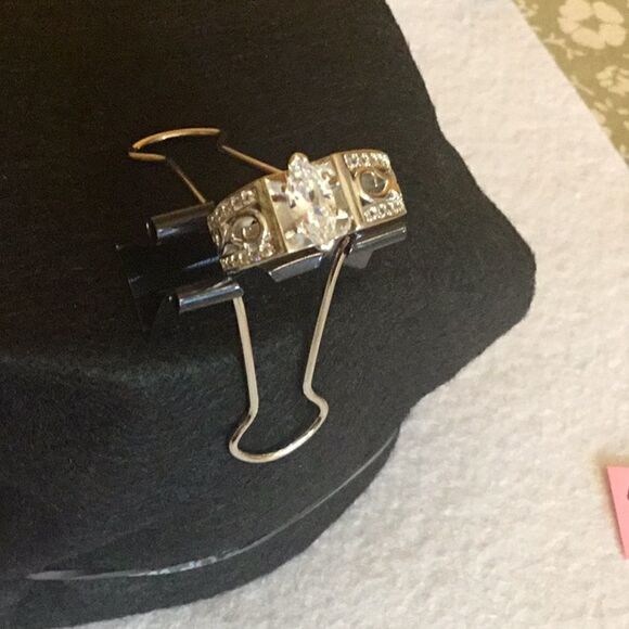 NEW ladies ring in size 10, large center stone with scrolling & small stones - Picture 4 of 12